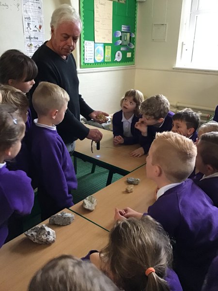 Image of Year 3 rocks & fossil expert